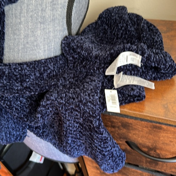 Gap, Navy Scarf and Hat Set. NWT - Picture 2 of 5